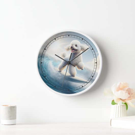 Horloge Whimsical White Poodle Surfing (Maison)