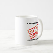 Hors de l'ordre Drôle Mug (Devant droit)