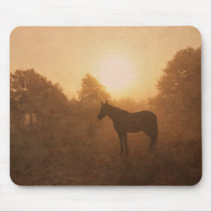 Horse silhouette in de ochtendzon op mousepad muismat