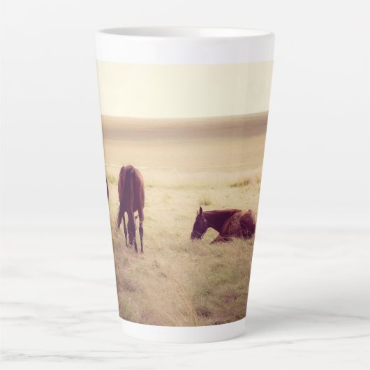 Horses on pasture latte mok (Voorkant)