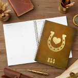 Horseshoe à thème occidental Monogramme Brown et o<br><div class="desc">Ce planificateur unique est doté d'un simple arrière - plan marron et vieilli en cuir,  avec un fer à cheval et un coeur en faux or. Un monogramme d'initiales complète la conception. Parfait pour les amateurs d'occident,  de cowboy ou de cheval en famille. Créé par Simply Farmhouse Press.</div>