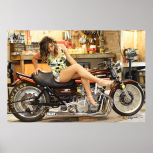Hot model KELSEY op een klassieke dragbike uit Kaw Poster