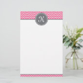 Hot Pink Chevron Pattern Gray Monogram Briefpapier (Staand voorkant)