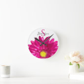  Hot Pink Daisy Custom Naam en Monogram Ronde Klok (Huis)