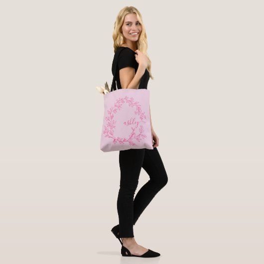 Hot Pink Modern Script Girly Monogram Naam Draagtas (Op model)