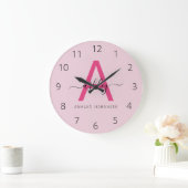Hot Pink Modern Script Girly Monogram Naam Grote Klok (Huis)