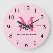 Hot Pink Modern Script Girly Monogram Naam Grote Klok (Voorkant)