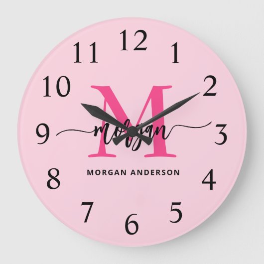 Hot Pink Modern Script Girly Monogram Naam Grote Klok (Voorkant)