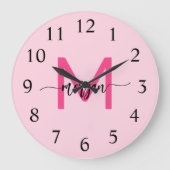 Hot Pink Modern Script Girly Monogram Naam Grote Klok (Voorkant)