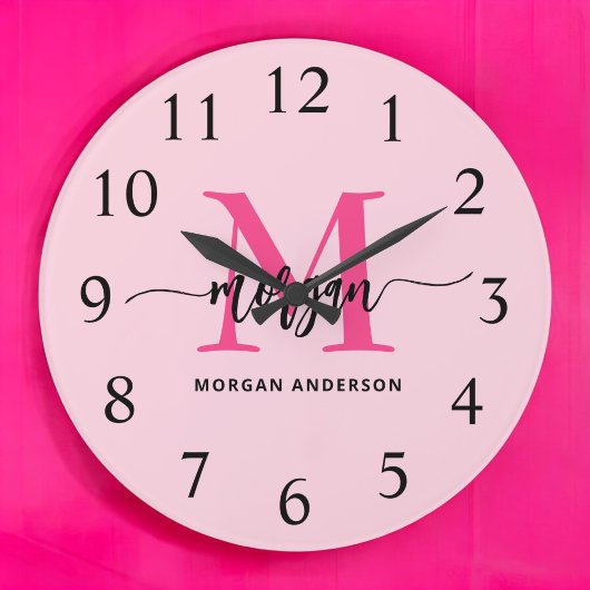 Hot Pink Modern Script Girly Monogram Naam Grote Klok