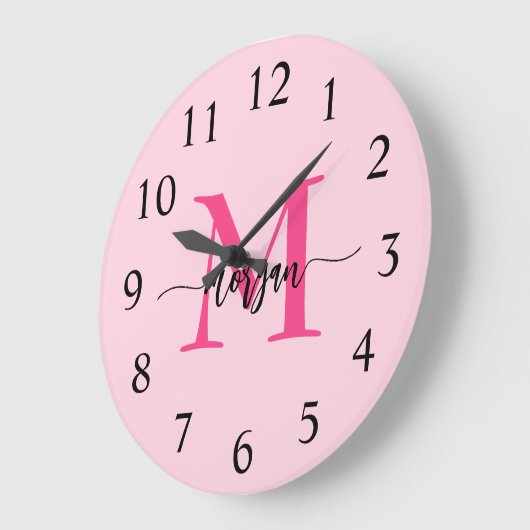 Hot Pink Modern Script Girly Monogram Naam Grote Klok (Hoek)