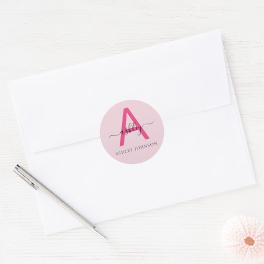 Hot Pink Modern Script Girly Monogram Naam Ronde Sticker (Envelop)