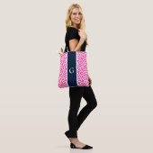 Hot Pink Monogram Griekse Key Canvas tas (Op model)