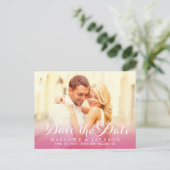 Hot Pink Script Overlay Foto Opslaan van de datum Aankondigingskaart (Staand voorkant)