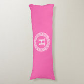 Hot Pink WHT Greek Key RND Lijst Initiaal monogram Lichaamskussen (Voorkant Verticaal)