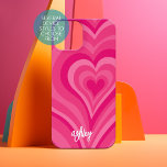 Hot Rose et White Girly Hearts - Nom du script<br><div class="desc">Lignes vives Hot Pink et White courbes et un coeur. Un motif psychédélique aux rayures audacieuses et prénom. Le script moderne avec swashes ajoute une touche moderne à ce design rétro. Ajoutez votre nom ou supprimez le texte pour une couverture féminine amusante. Si votre art doit encore être ajusté, cliquez...</div>