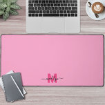 Hot rose Girl Nom moderne Monogramme<br><div class="desc">Nom Initial Personnalisé Monogramme Clair Rose Bureau Mat. Ajoutez une touche personnelle et élégante à votre espace de travail avec ce tapis de bureau personnalisé, parfait comme un accessoire de bureau ou un tapis de souris surdimensionné. Le design se compose d'un arrière - plan rose vif avec une initiale magenta...</div>