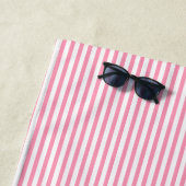 Hot-roze Cabana Stripes en White Star Beach-handdo Strandlaken (In situ)
