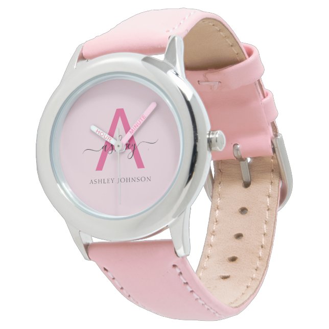 Hot Roze Modern Script Meisjes Monogram Naam Horloge (Gekanteld)