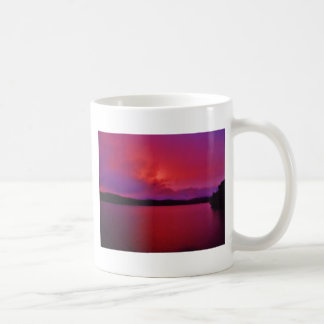 Hot-roze Paarse zonsondergang op het Arrodemeer Koffiemok