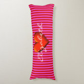 Hot-Roze Rode Stripe Red Metallic Heart Monogram Lichaamskussen (Voorkant Verticaal)