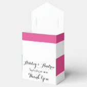 Hot-roze witte strips patroon, zwart monogram bedankdoosjes (Geopend)