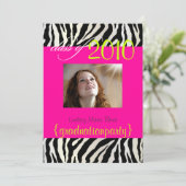 Hot-roze Zebra Afstuderen Fotouitnodiging Kaart (Staand voorkant)