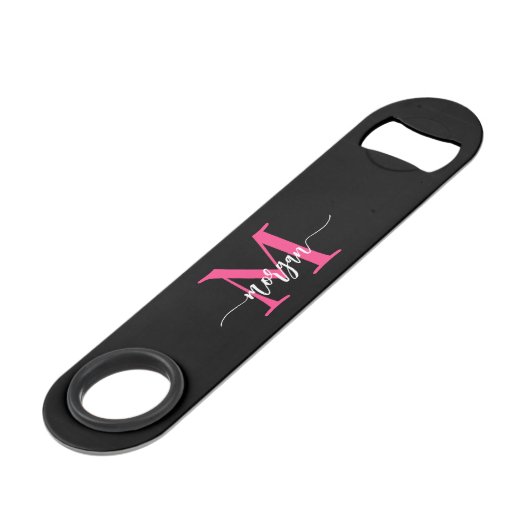 Hot Roze Zwart Modern Script Girly Monogram Naam Speed Flessenopener (Voorkant Gekanteld)