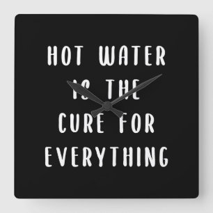 Hot water is the cure for everything vierkante klok