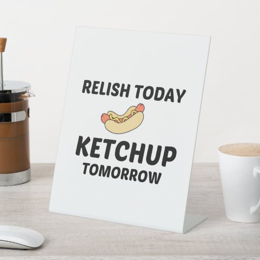 HOTDOG RELISH KETCHUP RECLAMEBORD MET VOETSTUK (Insitu)