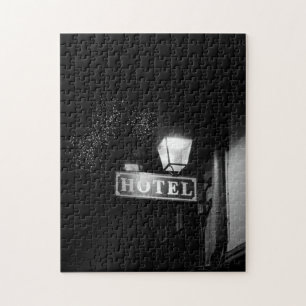hotelbord, straatlicht en veel licht legpuzzel