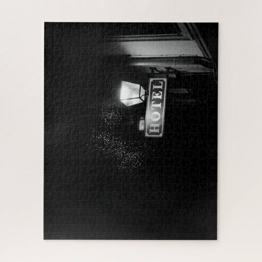 hotelbord, straatlicht en veel licht legpuzzel (Verticaal)