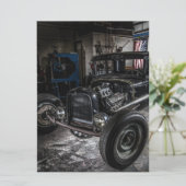 Hotrod dans une invitation au garage (Debout devant)