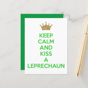 Hou Calm en kus een feestdag in Leprechaun Aankondigingskaart