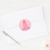 Hou je rustig en creëer je eigen — Roze Ronde Sticker (Envelop)