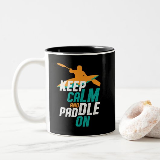 Hou kalm en peddel op het Rowing Team van Kayaking Tweekleurige Koffiemok (Met donut)