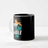 Hou kalm en peddel op het Rowing Team van Kayaking Tweekleurige Koffiemok (Voorkant links)