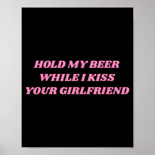 Hou mijn bier vast terwijl ik je vriendin kus Grap Poster