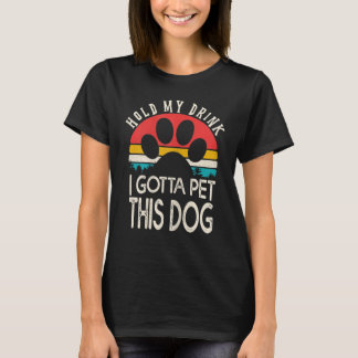 Hou mijn Drink vast, ik moet deze hond schitteren. T-shirt
