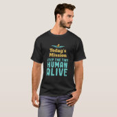 Hou The Tiny Human Alive Funny New Mam en Pap T-shirt (Voorkant volledig)
