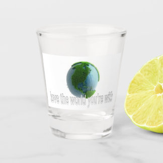 Hou van de wereld waarmee je bent shot glas