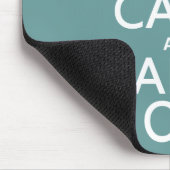 Houd Calm en Larry On (om het even welke kleur) Muismat (Hoek)