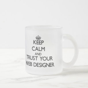 Houd Calm en Vertrouw op Uw Ontwerper van het Web Matglas Koffiemok