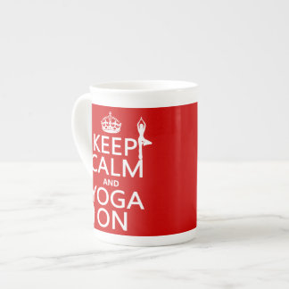 Houd Calm en Yoga aan (pas kleuren aan) Porselein Kop