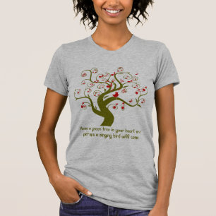 Houd een groene boom in uw T-shirt voor de hartton