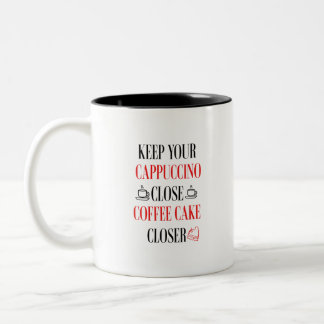 Houd je cappuccino dicht bij de koffiekoek tweekleurige koffiemok