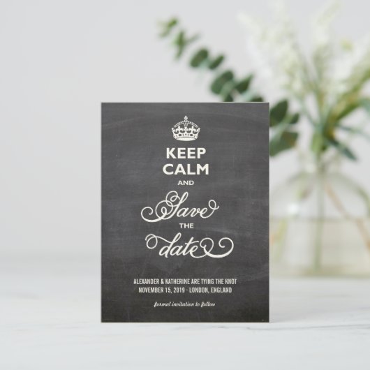 Houd kalm en bewaar de datum Retro Chalkboard Funn Aankondigingskaart (Staand voorkant)