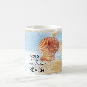 Houd kalm en houd je voor. Je bent bij het strand Koffiemok