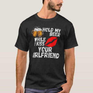 Houd mijn bier vast terwijl ik je Vriendin ken T-shirt