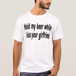 Houd mijn bier vast terwijl ik je Vriendin ken T-shirt